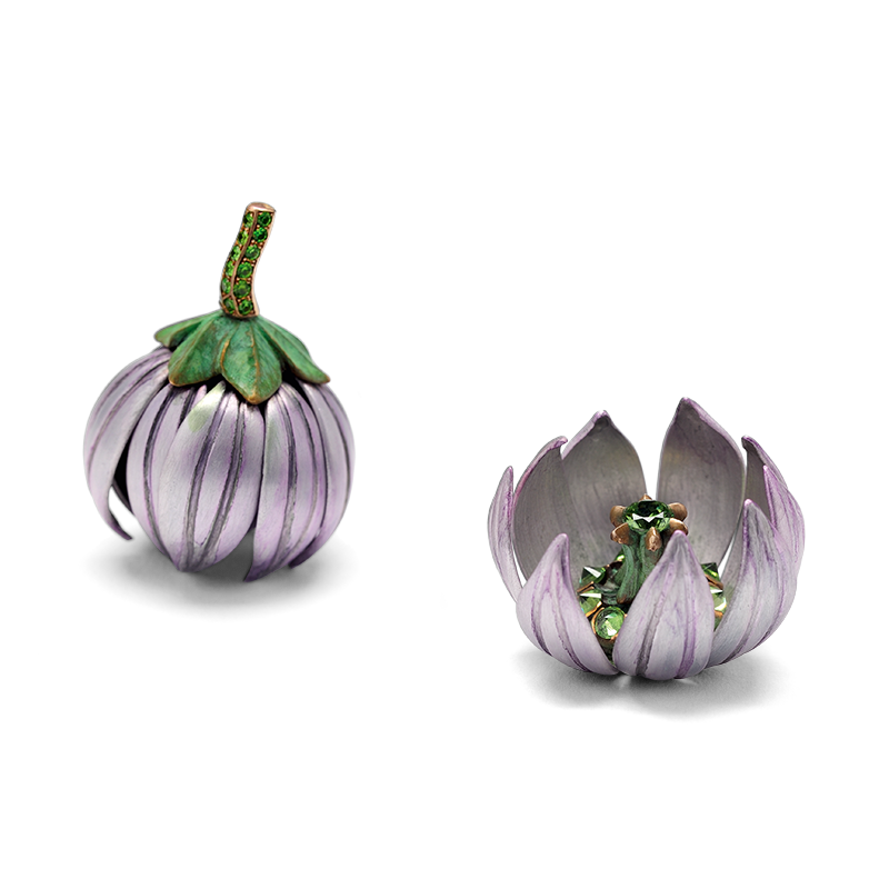 Flower brooch with demantoids