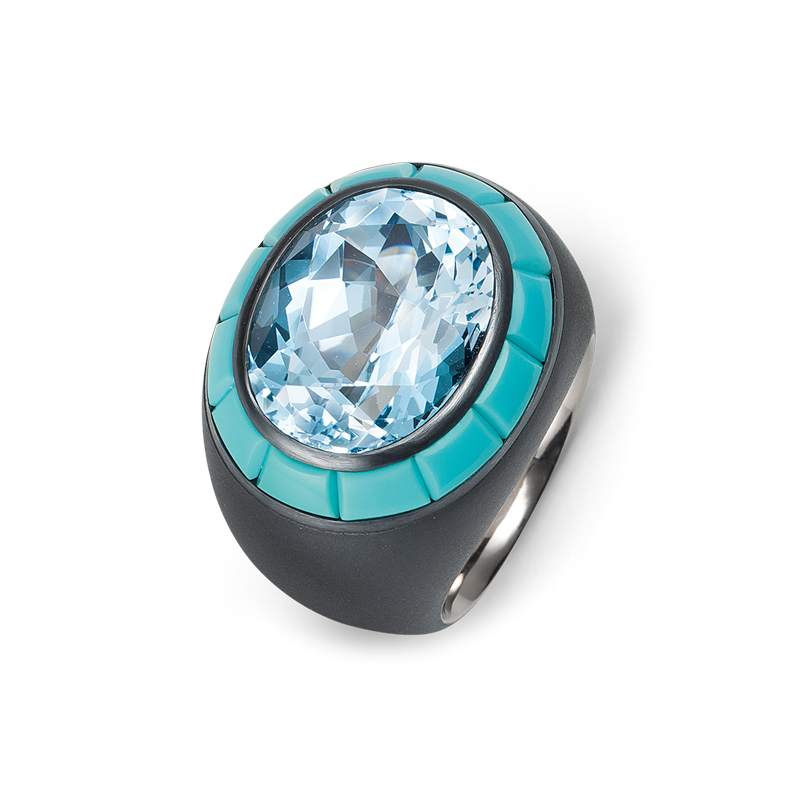 Ring made of white gold with aquamarine
