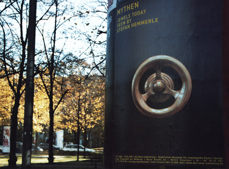 An advertising column for a Hemmerle exhibition